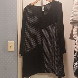 Ali Miles Black and Gray Tunic Top